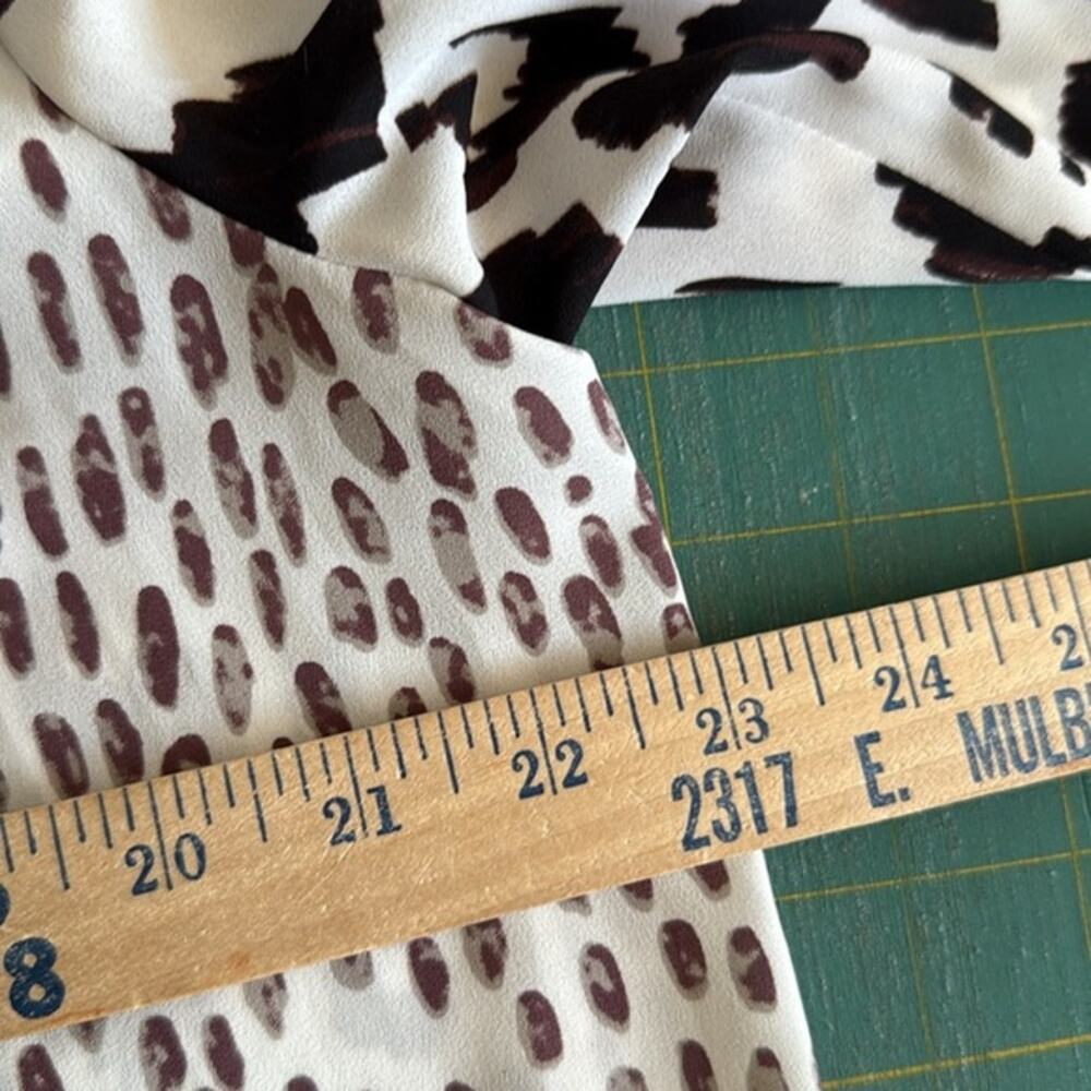 Cabi Women's Wrap Pullover Top V-Neck Long Sleeves Animal Print sz L Tie Neck - Picture 4 of 5